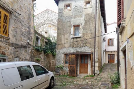 Stone house in the old center of Buja!