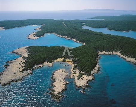 Otok Cres, poljoprivredno od 43. 120m2 zemljište prvi red do mora!  ID 601