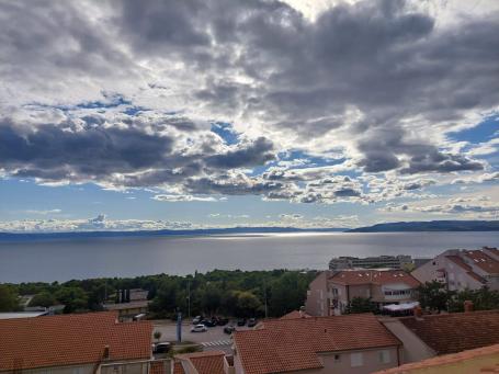 Makarska - šarmantan trosobni stan u potkrovlju zgrade