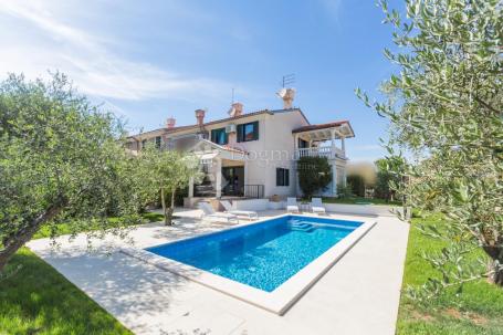 Luxuriously decorated terraced house (end) with pool, 400m from the sea