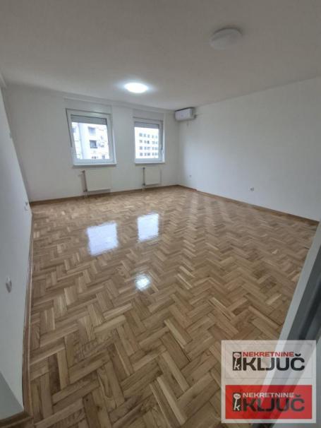 SOMBORSKI BULEVAR, 52m2, Dvosoban, Renoviran, Useljiv