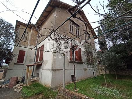 ISTRA, PULA - Austrougarska vila za renovaciju u blizini mora 