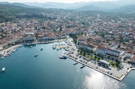 Otok Korčula, poslovno-stambena kamena zgrada