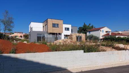 Poreč area, semi-detached villa with a pool