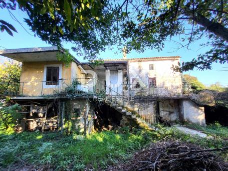 ISTRIA, PIĆAN - Two stone buildings with a garden