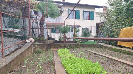 Old house near the center of Matulje for adaptation with garage and garden