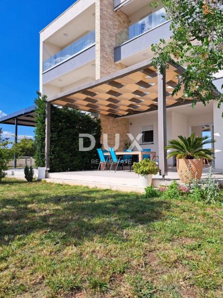 ZADAR, TURANJ - Modern apartment with a garden