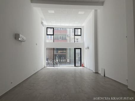 Izdavanje, Lokal, 82. 00m2 , Centar