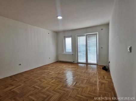 Izdavanje, Stan, 40. 00m2 , Erdoglija