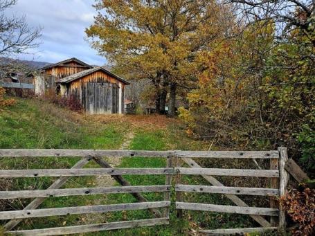 Prodaje se polj. gazdinstvo sa 3 objekta , 4, 76 ha, Čauševići, Prijepolje