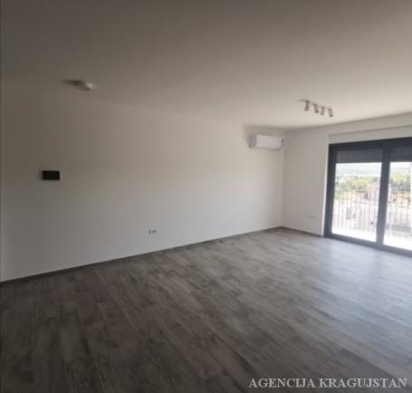 Izdavanje, Stan, 63. 00m2 , Centar