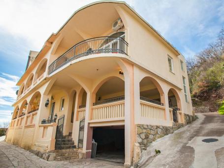 Kuca apartmanskog tipa 540m2 sa panoramskim pogledom na samo 80 metara od mora, Buljarica (Budva)
