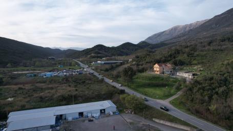 Gorovici-Urbanizovan plac na magistralnom putu Budva-Tivat 4000m2