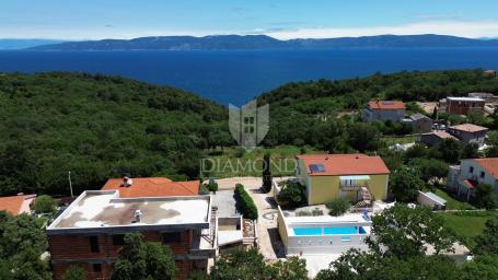 Rabac, okolica, dvije kuće i građevinski teren s pogledom na more