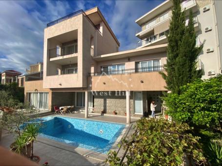Vila sa bazenom u Bečićima