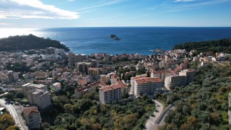 Zajednička gradnja – Urbanizovan plac za izgradnju hotela u Petrovcu sa pogledom na more, 1320 m²