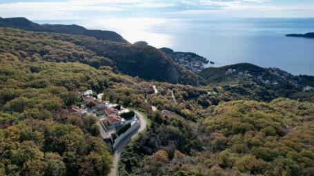 Urbanizovano zemljište od 2. 170 m² sa panoramskim pogledom na more – Kuljače, Budva