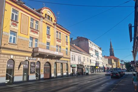 Osijek, Centar, ulični poslovni prostor 905 m2, potencijal za razne đelatnosti