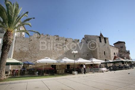 Prodaja, Trogir, palača za investiciju, prvi red do mora