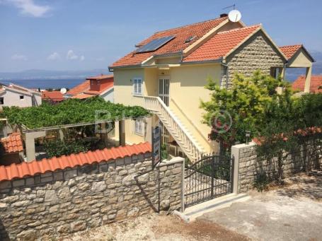 Prodaja, Brač, Supetar, trokatnica,4 stana, vrt, parking