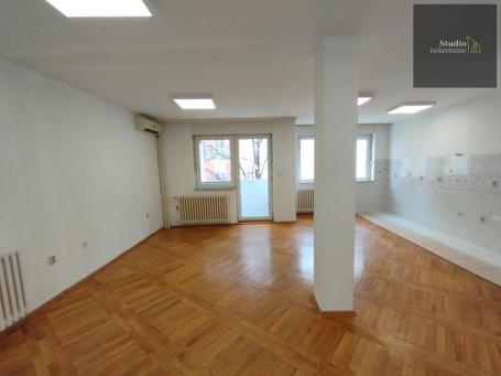 STROGI CENTAR, CETVOROSOBAN, 96 M2-247. 200 EURA