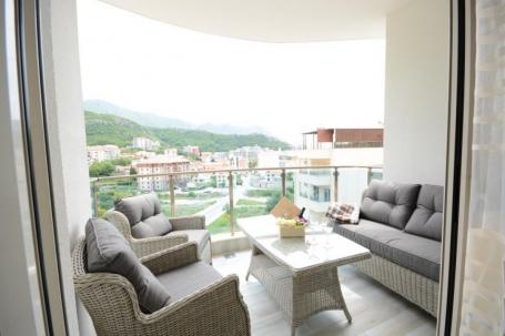 Apartman Sylvia u selu. Bečići sa 2 spavaće sobe i pogledom na more