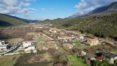 Urbanizovan Plac 2000m2 na Magistralnom Putu Budva-Tivat (Kovačko Polje)