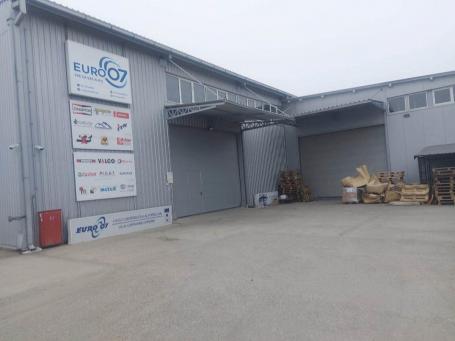 Magacinski prostor na Batajnickom drumu - 1260m2 + 120m2 kancelarije