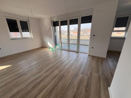 Petrovaradin, Mišeluk - Nov, neuseljavan, veoma komforan četvorosoban stan + dva garažna parking mes