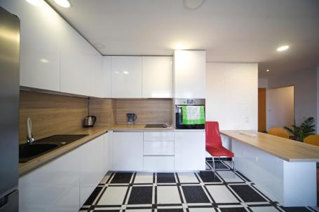 Osijek, Centar, peterosoban stan 182 m2 na zadnjoj etaži, potencijal za Penthouse