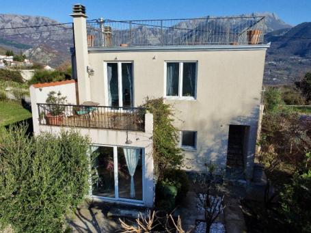 Prostrana kuća na dva sprata sa baštom i panoramskim pogledom u Šušanu, Bar