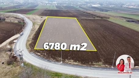Zemljiste na glavnom putu ka spomeniku u Slankamenu