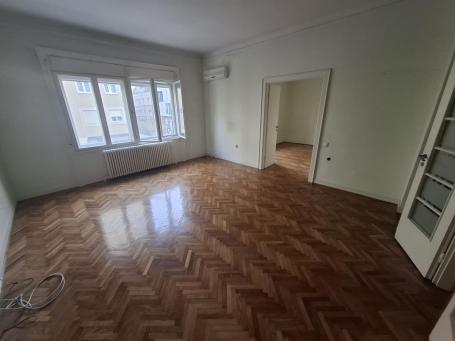 Troiposoban prazan stan 122m Centar-Železnička ulica