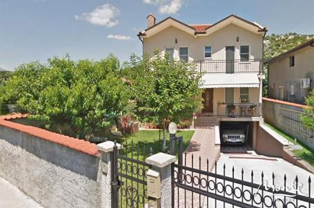 Prostrana kuća sa garažom, kaminom i prijatnom baštom u Podgorici