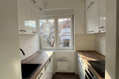 Renoviran trosoban stan, Slavujev venac, 73m2