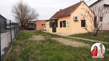 Batajnica-kuca sa polozajem i za poslevne delatnosti