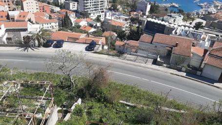 Plac i kuća na odličnoj lokaciji u Budvi . 