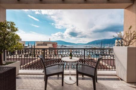 Penthouse površine 258 m² na prvoj liniji Porto Montenegro