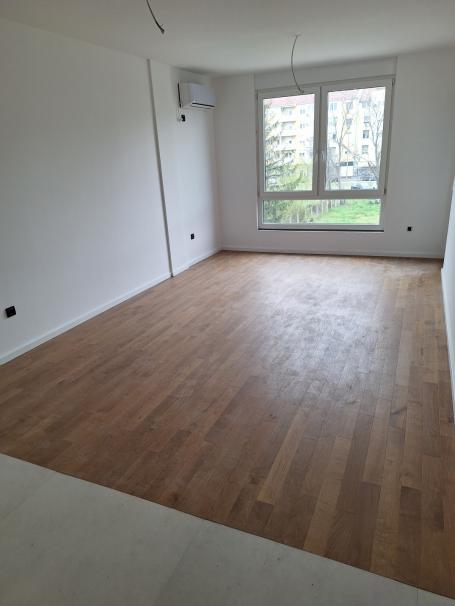 Bulevar Patrijarha Pavla, lux novogradnja 52 m2 sa parkićem
