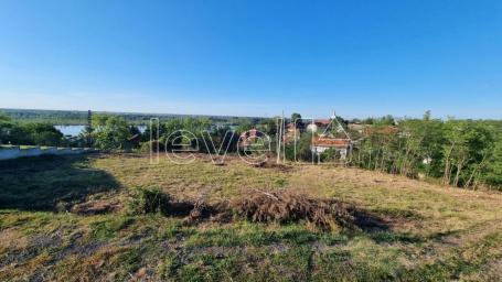 BANOŠTOR - CENTAR - 893. 00 m2