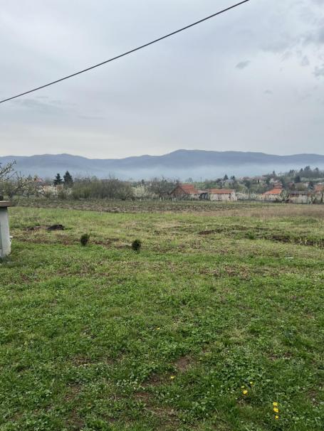 Prostrana dvospratna kuća sa 30 ari placa