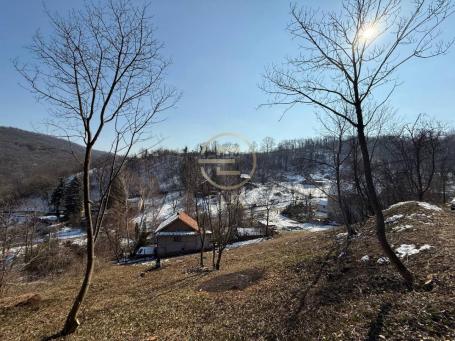 Plac sa Prelepim Pogledom na Obroncima Fruške Gore