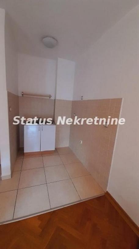 PRAZNA GARSONJERA 25M2 CENTAR GRADA, KOD SPENSA I SUDA, 250EU