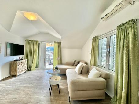 Dvosoban dupleks stan 120m2 sa pogledom na more na atraktivnoj lokaciji u Budvi (NA DUZI PERIOD)