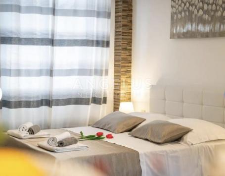 Split, DOBRI - studio apartman s uhodanim turističkim poslom, 35 m2