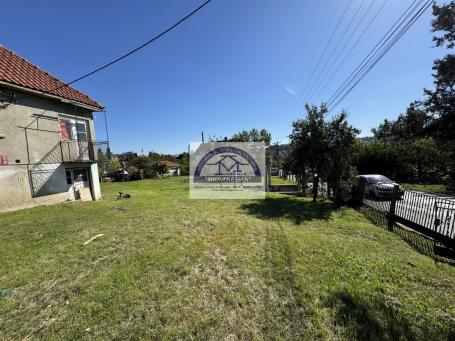 PRODAJEM KUCU I PLAC KOD AMBULANTE U STANOVU POVRSINE 12. 56 ARI.