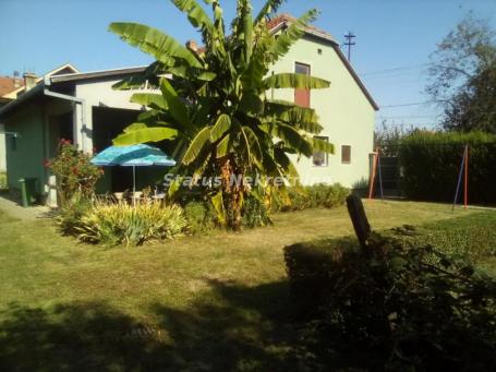 Kać-Odmah Useljiva Trosobna Nameštena kuća 115 m2 u Zelenoj Oazi na Placu od 700 m2-potreban je Depo