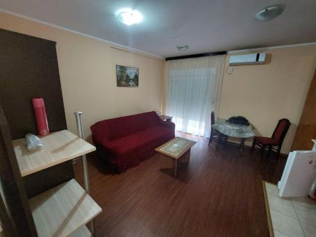 Izdajem kompletno namešten 1. 5 stan u centru Kragujevca