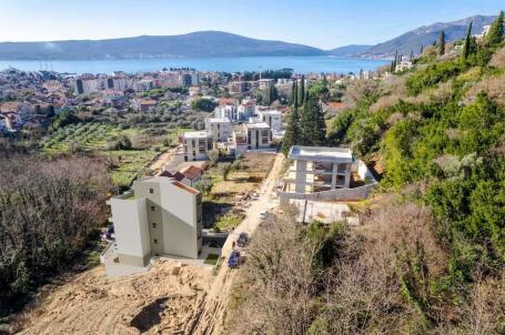 Jednsoban Stan 55m² u Novogradnji sa Bazenom i Parkingom – Donja Lastva, Tivat