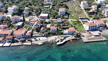 Ekskluzivno zemljište 970 m² na samo 50 metara od mora -Tivat, Krasici